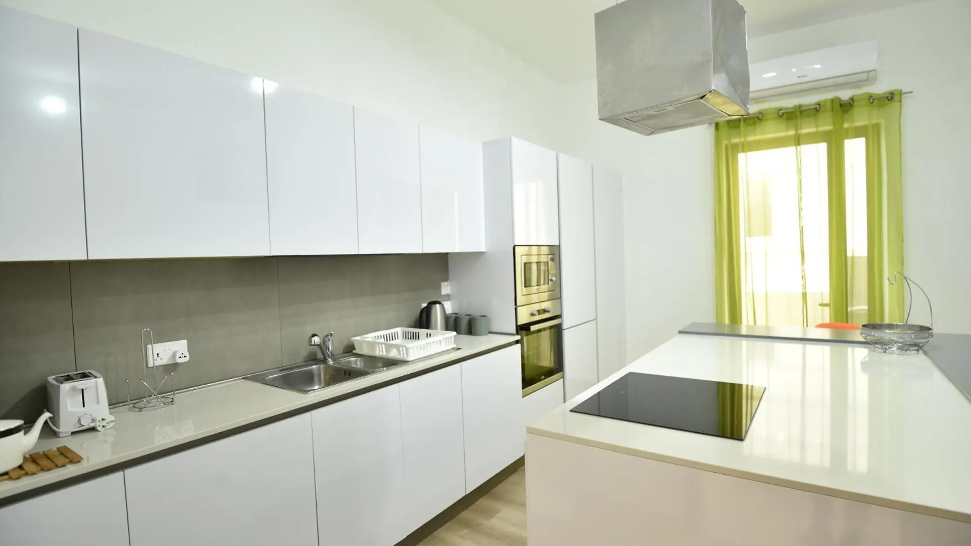 Xl Seafront Home In Sliema