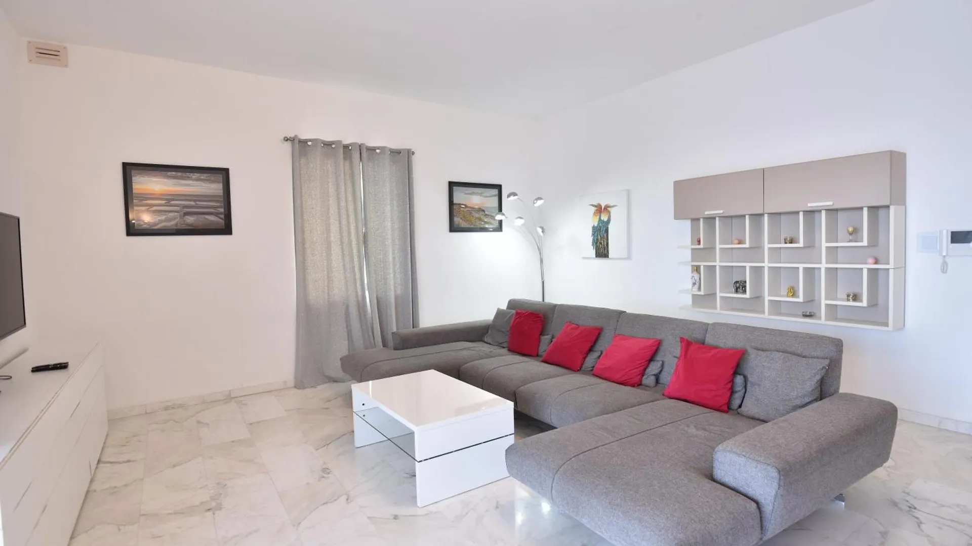 Xl Seafront Home In Sliema 0*,
