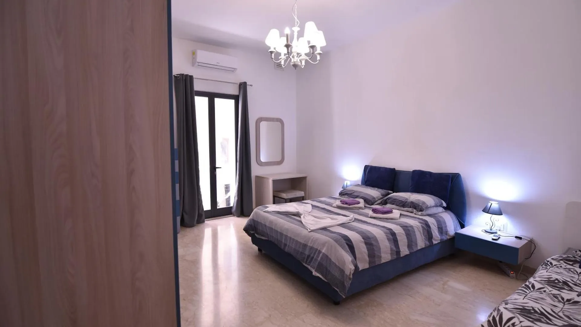 Xl Seafront Home In Sliema