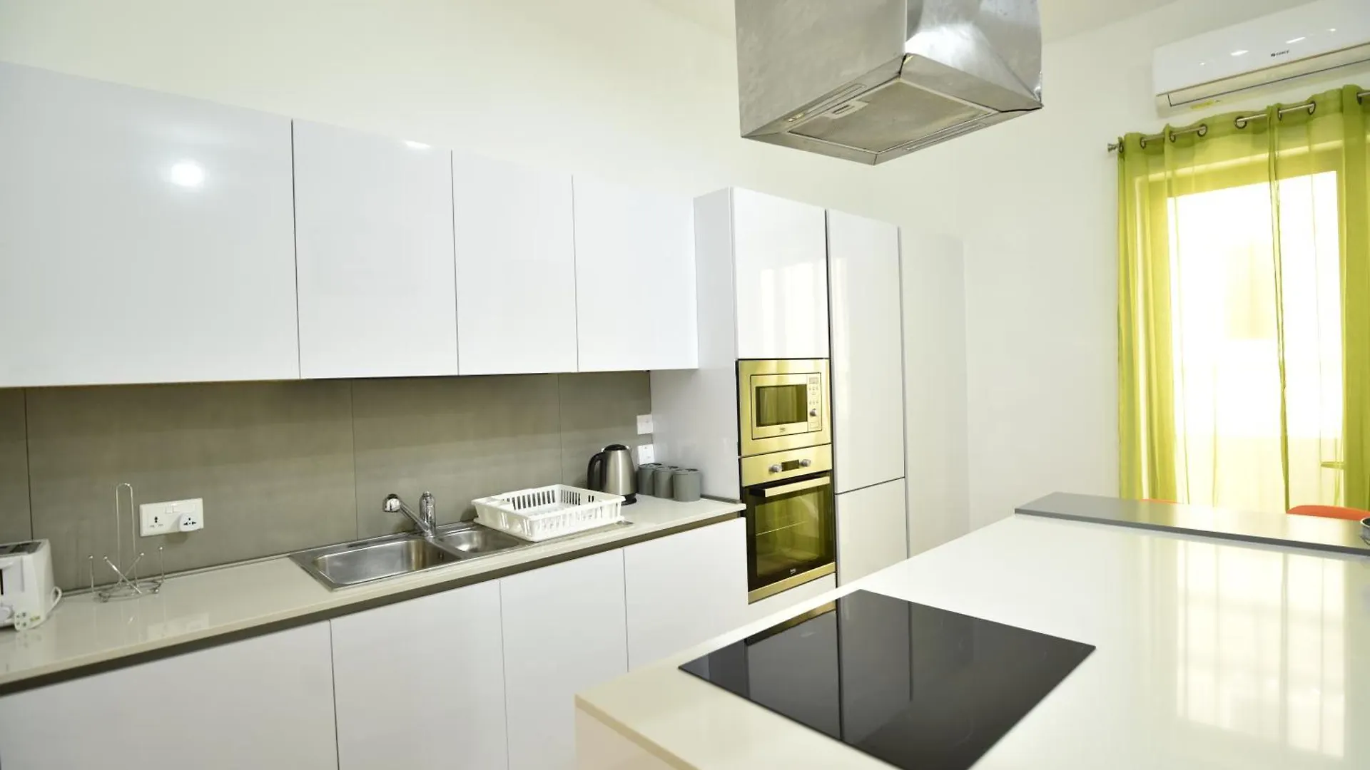 Xl Seafront Home In Sliema 0*,